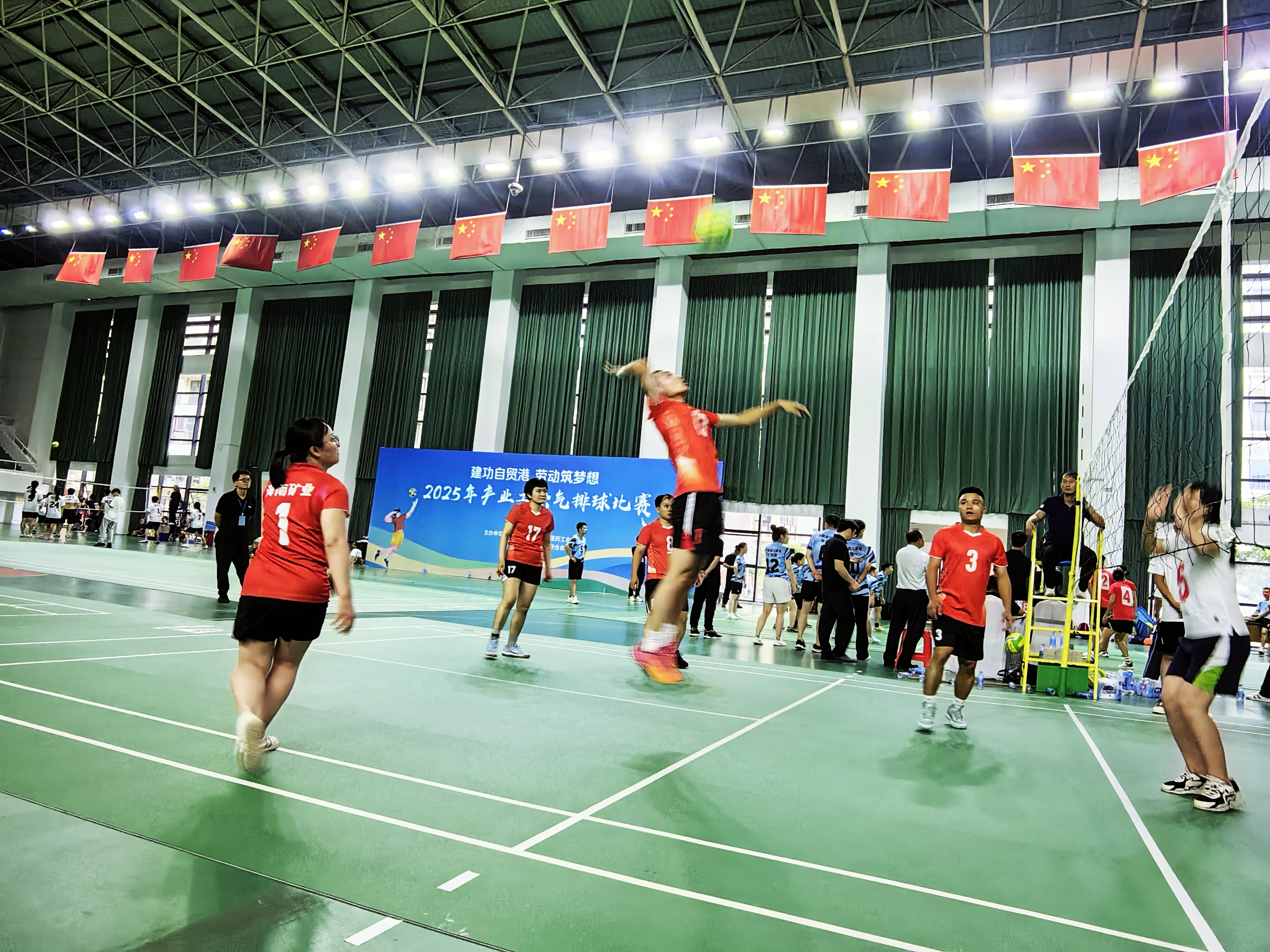 海南礦業(yè)參加海南省產(chǎn)業(yè)工會氣排球比賽獲“優(yōu)秀組織獎”